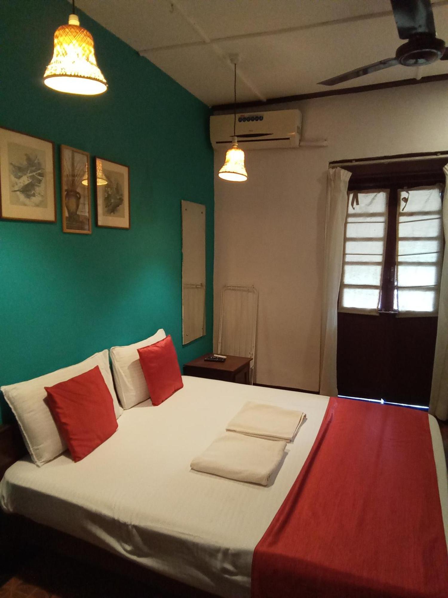 O Camarao Hotel Calangute Bilik gambar
